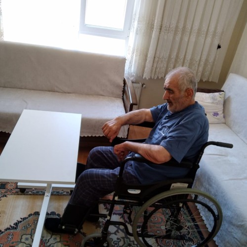 Tekerlekli sandalye ve hasta yemek masası yardımı